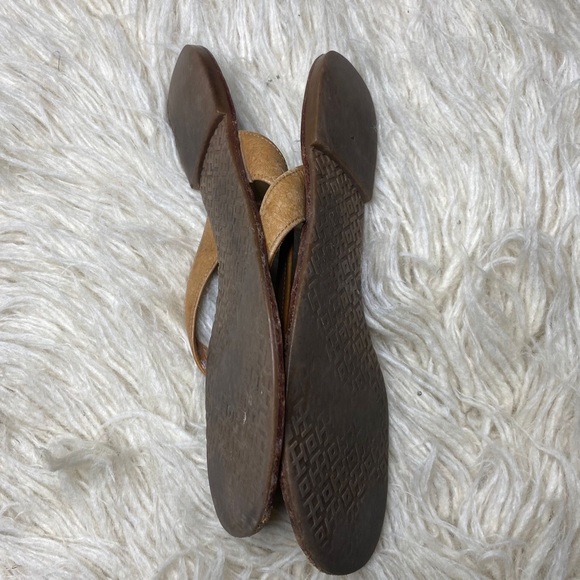 Tory Burch Thora Tan Tumbled Leather Gold Logo Flip Flop Thong Sandal - Picture 8 of 9